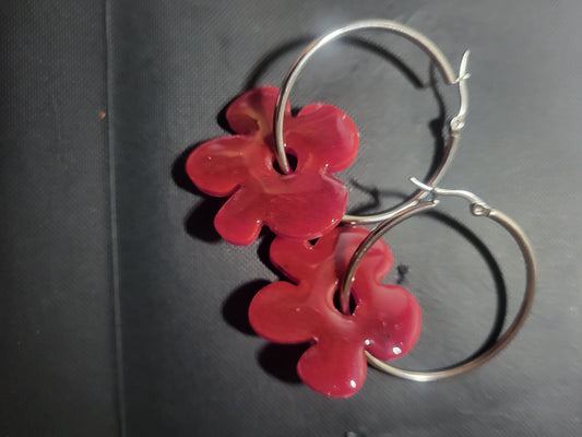 Boucles d'Oreilles Fleur en Résine Rouge