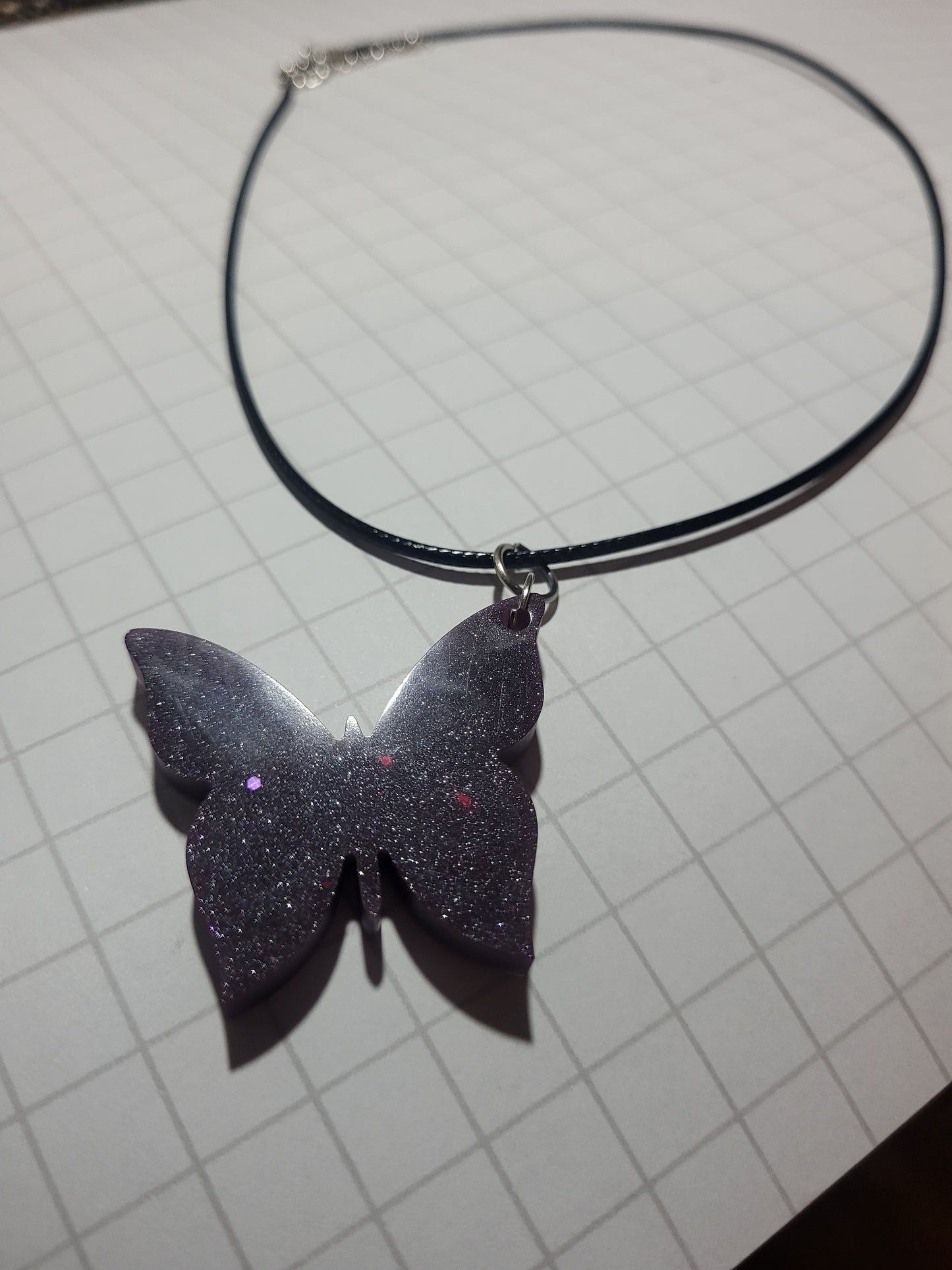 Collier Papillon Scintillant en Résine