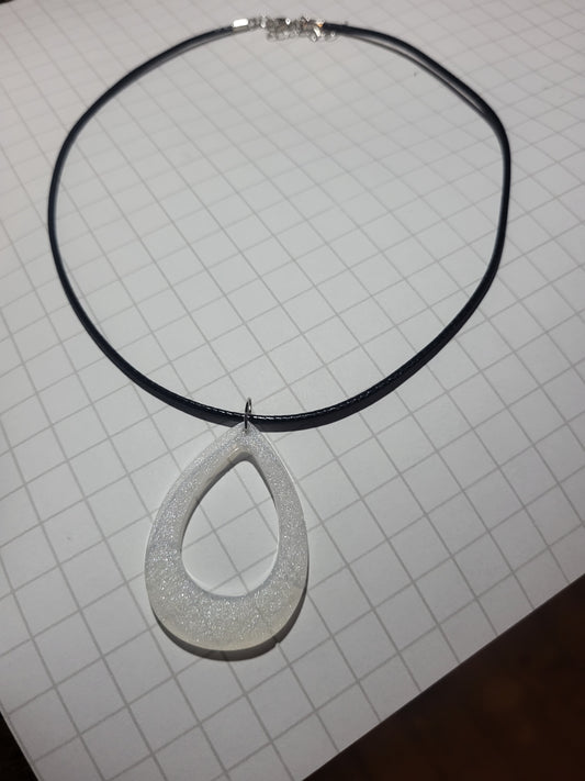 Collier Goutte Scintillante en Résine