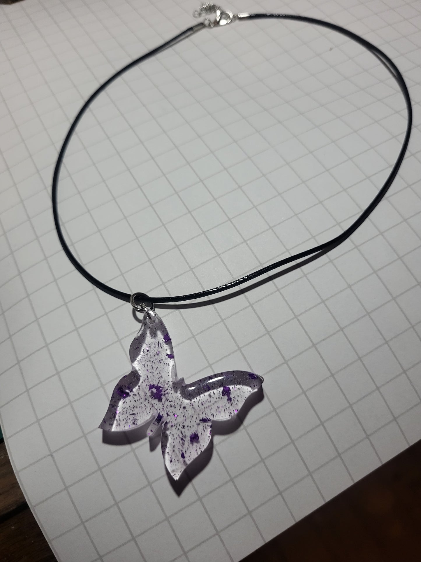 Collier Papillon en Résine Violette