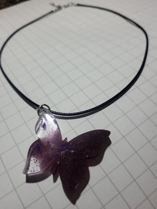 Collier Papillon en Résine Violette Scintillante