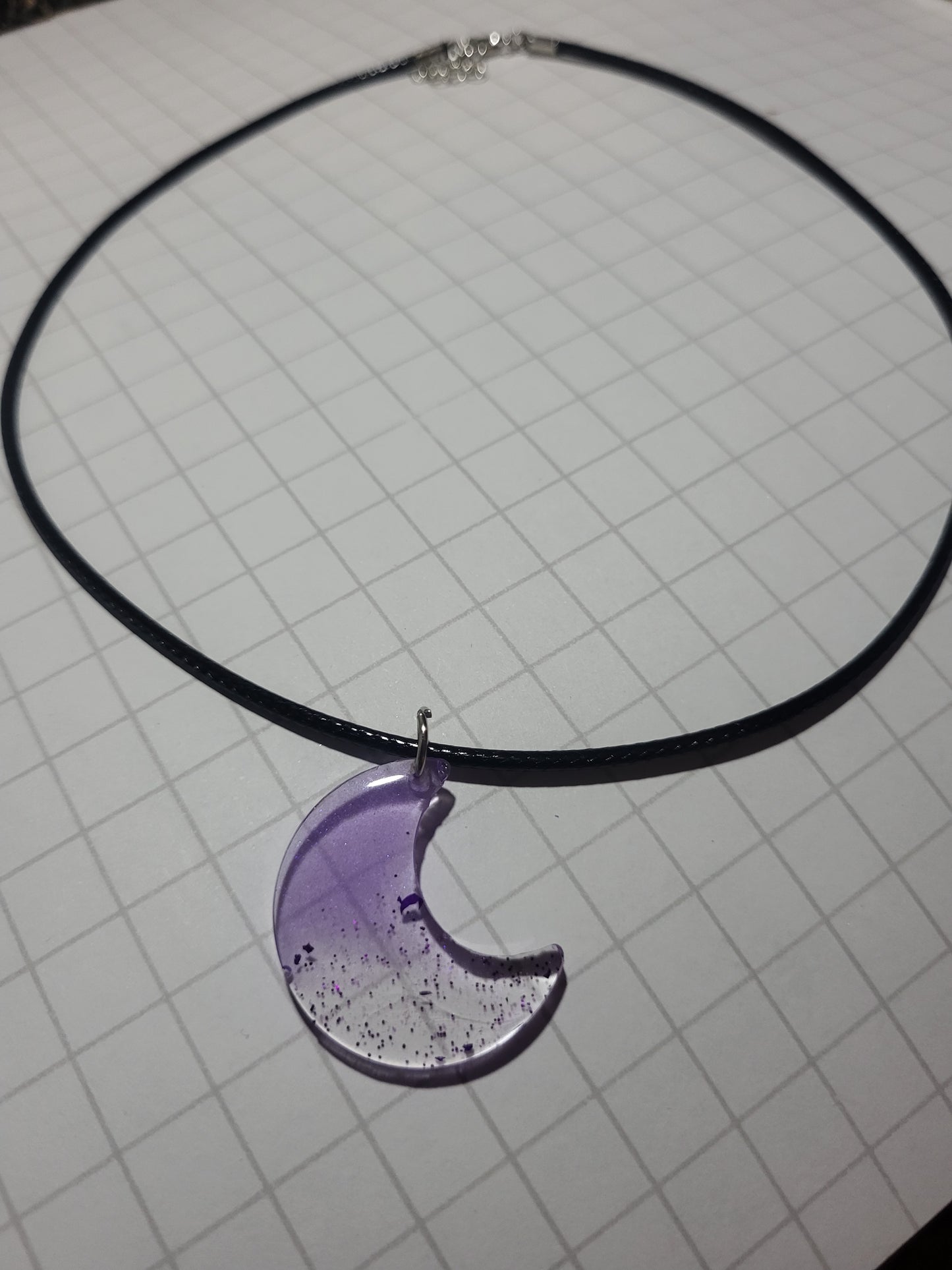 Collier Lune en Résine Violette