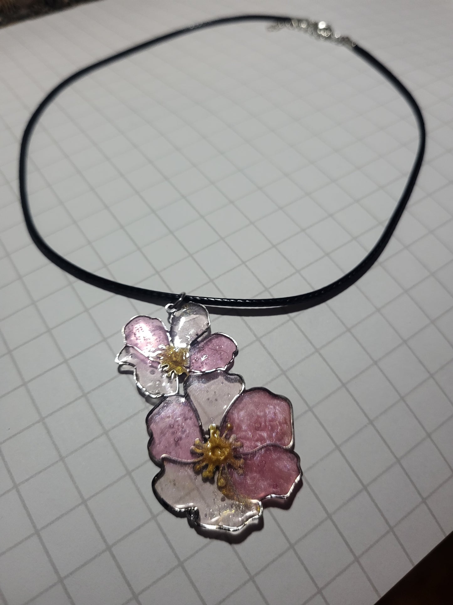 Collier Floral en Résine - Disponible en Boucles d'Oreilles