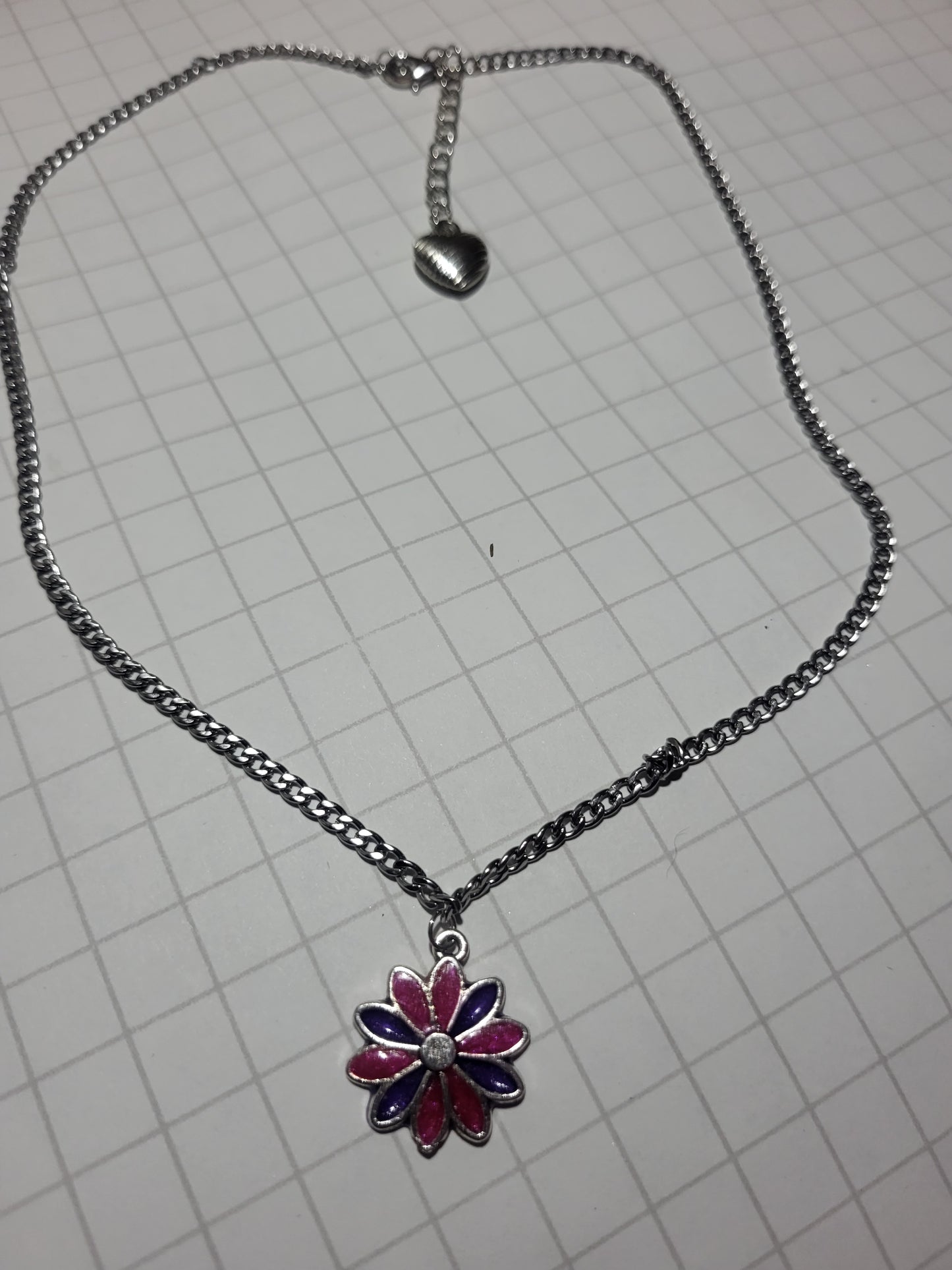 Collier Fleur Éclatante en Résine - Disponible en Boucles d'Oreilles